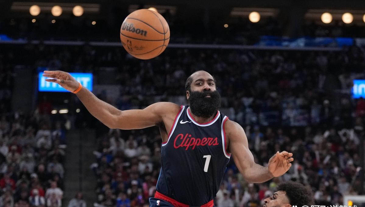 爱游戏体育-哈登重要时刻战术调整，掘金带队取胜！