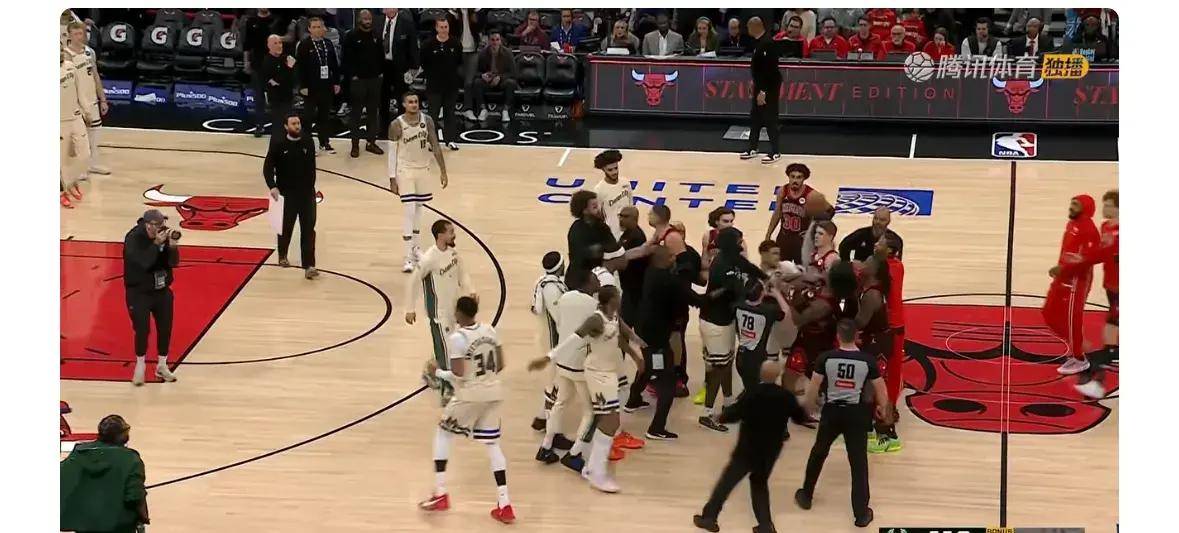 字母哥因伤早退雄鹿惨败 老鹰主场过关扳成22 字母哥因伤早退雄鹿惨败 老鹰主场过关扳成22